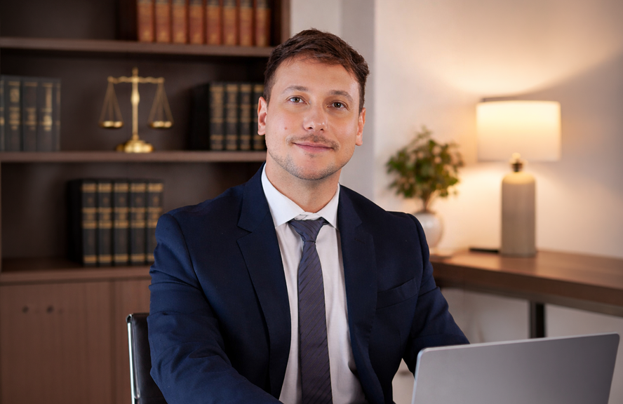 Gustavo Gozzi, advogado inscrito na OAB/SP nº 530.691, com formação em Administração de Empresas e Direito, além de pós-graduação em Processo Civil.